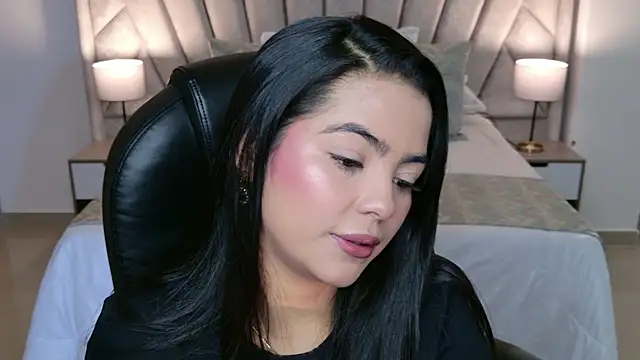 Snapshot of Layla_Breezee chatting on July 10, 11:57 am Layla Breezee online show from July 10, 11:57 am