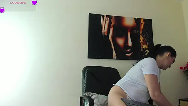 Snapshot of scarlet_hit chatting on November 13, 4:11 am scarlet hit online show from November 13, 4:11 am