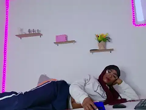 nahomy james25 online show from February 1, 2:56 pm