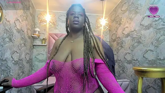 Snapshot of nefertiti_ebony chatting on October 28, 4:05 am nefertiti ebony online show from October 28, 4:05 am