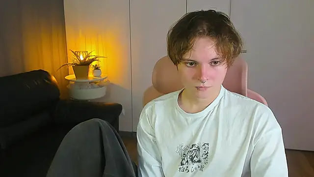 Snapshot of DemianEnglen chatting on April 6, 2:29 pm DemianEnglen online show from April 6, 2:29 pm