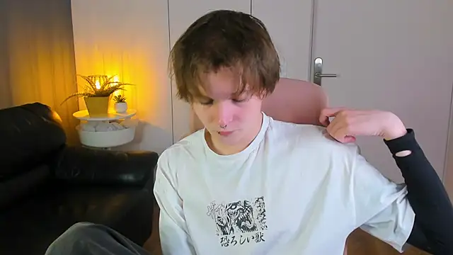 Snapshot of DemianEnglen chatting on April 7, 1:33 pm DemianEnglen online show from April 7, 1:33 pm