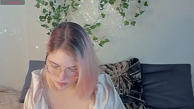 Snapshot of Manic_pixie_ chatting on September 12, 2:06 pm Manic pixie online show from September 12, 2:06 pm