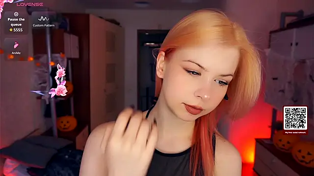 LynetHakes online show from October 10, 4:22 am