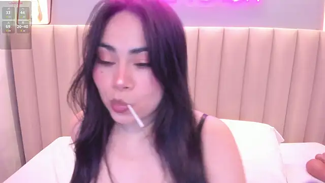 Naomymonroe  online show from December 16, 9:42 pm