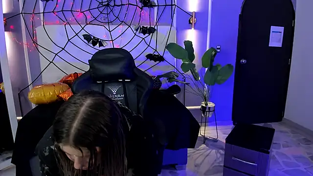 alaia greyy online show from November 4, 12:37 pm