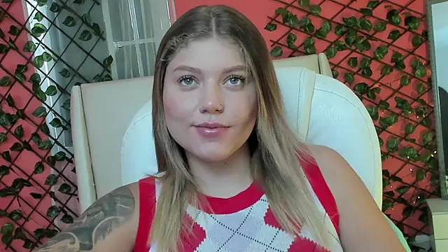 Snapshot of alaia_greyy chatting on June 14, 1:02 pm alaia greyy online show from June 14, 1:02 pm