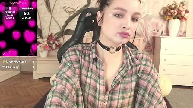 Snapshot of BritneyBarker chatting on October 18, 4:04 am BritneyBarker online show from October 18, 4:04 am