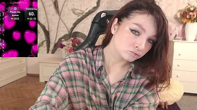 Snapshot of BritneyBarker chatting on October 31, 3:18 am BritneyBarker online show from October 31, 3:18 am