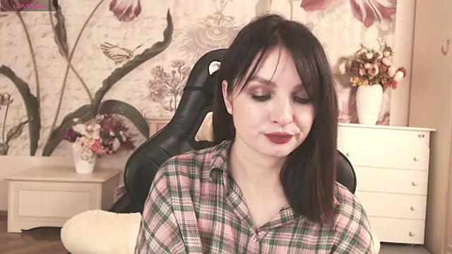 Snapshot of BritneyBarker chatting on November 6, 9:10 am BritneyBarker online show from November 6, 9:10 am