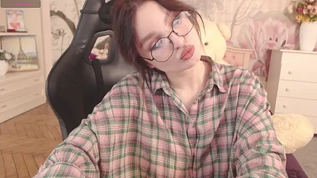 Snapshot of BritneyBarker chatting on November 26, 12:11 am BritneyBarker online show from November 26, 12:11 am