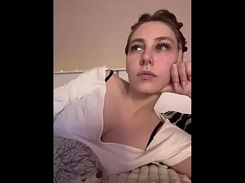 Molli Luv online show from November 10, 8:30 pm