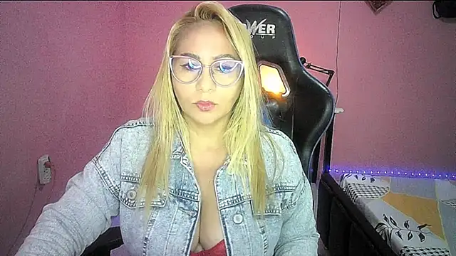 mariana0x online show from April 10, 12:10 pm