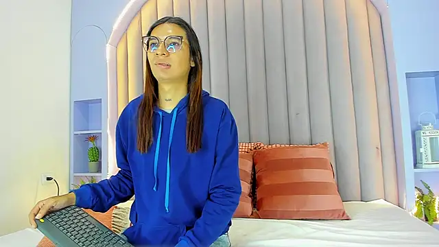 LauraaGomezz   online show from October 17, 7:27 pm