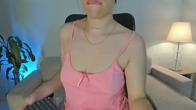 Hannah Jonhson online show from August 2, 3:27 am
