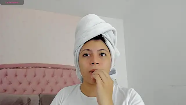 Snapshot of Kendall__Fox chatting on October 18, 6:05 am Kendall Fox online show from October 18, 6:05 am