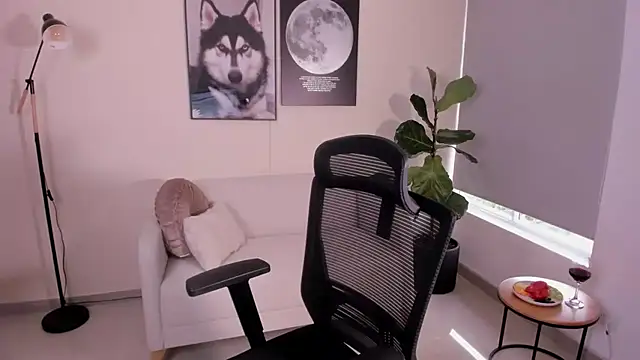 Snapshot of LairaScott chatting on December 14, 9:19 pm LairaScott online show from December 14, 9:19 pm