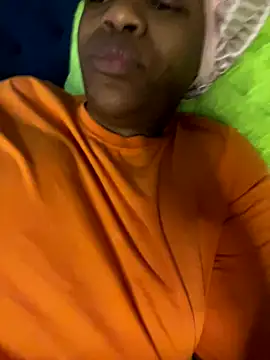 Boneca25 online show from November 17, 6:30 am