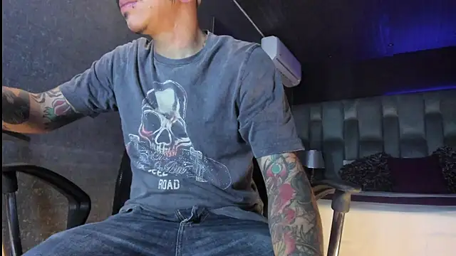 Snapshot of kaletattoo chatting on June 26, 11:36 am kaletattoo online show from June 26, 11:36 am