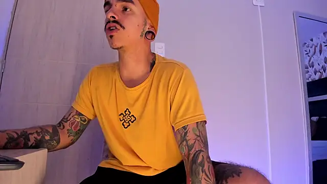 Snapshot of kaletattoo chatting on July 21, 7:05 pm kaletattoo online show from July 21, 7:05 pm