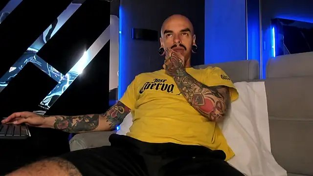 Snapshot of kaletattoo chatting on July 29, 11:19 am kaletattoo online show from July 29, 11:19 am