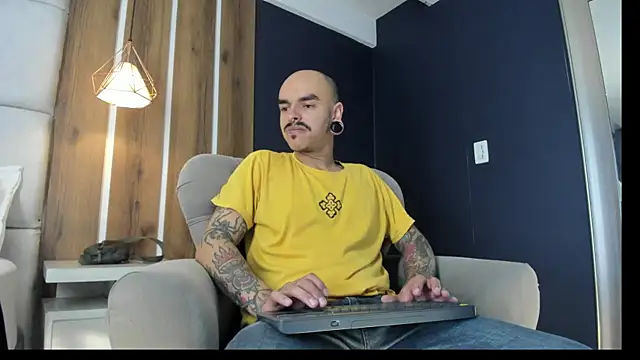 Snapshot of kaletattoo chatting on August 4, 11:24 am kaletattoo online show from August 4, 11:24 am
