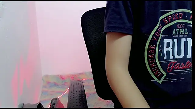 Snapshot of Alexxx_lov chatting on February 21, 12:39 pm Alexxx lov online show from February 21, 12:39 pm