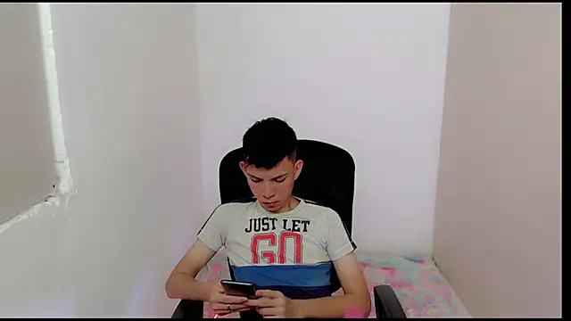 Snapshot of Alexxx_lov chatting on February 25, 12:34 pm Alexxx lov online show from February 25, 12:34 pm