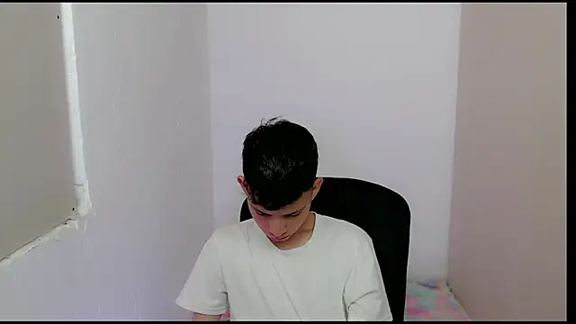 Snapshot of Alexxx_lov chatting on February 28, 12:31 pm Alexxx lov online show from February 28, 12:31 pm