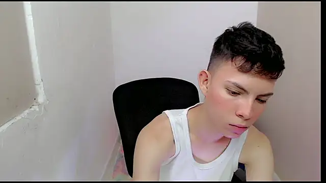 Snapshot of Alexxx_lov chatting on March 22, 1:19 pm Alexxx lov online show from March 22, 1:19 pm