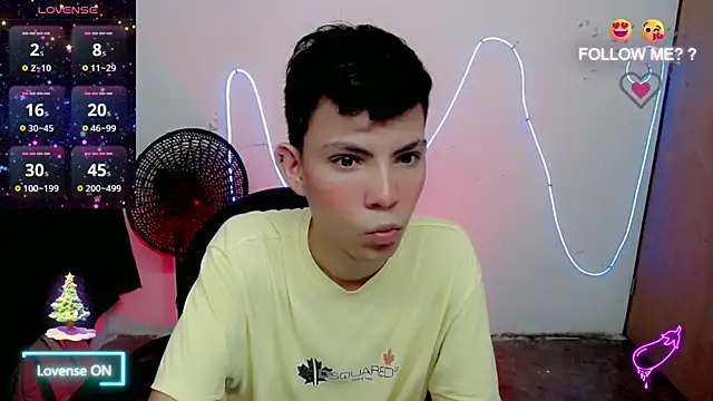 Snapshot of Alexxx_lov chatting on December 17, 2:01 pm Alexxx lov online show from December 17, 2:01 pm