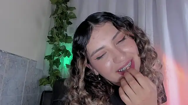 Snapshot of my_melody chatting on March 20, 7:14 pm my melody online show from March 20, 7:14 pm