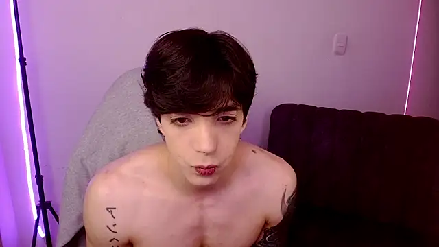 Snapshot of H3ll_B0I chatting on June 4, 5:13 am H3ll B0I online show from June 4, 5:13 am