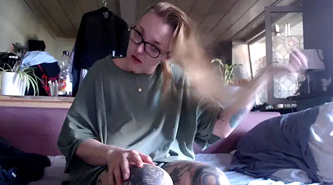 Snapshot of Astrid-Gilbert chatting on March 5, 11:28 am Astrid-Gilbert online show from March 5, 11:28 am