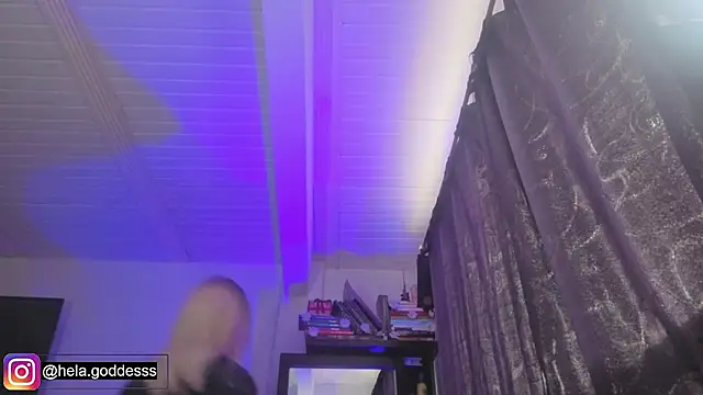 Hela v online show from July 29, 1:53 pm