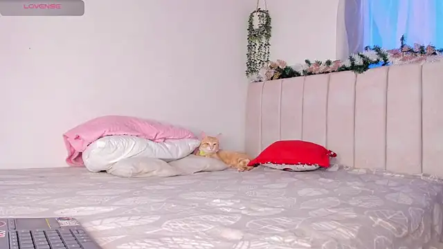 Snapshot of alice_guzman1 chatting on December 16, 2:44 pm alice guzman1 online show from December 16, 2:44 pm