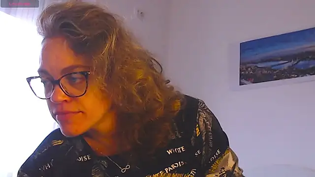 Snapshot of Ju-Hot chatting on October 22, 1:00 pm Ju-Hot online show from October 22, 1:00 pm