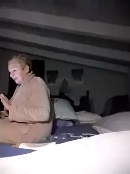 Snapshot of divinaerotica chatting on December 4, 7:11 pm divinaerotica online show from December 4, 7:11 pm