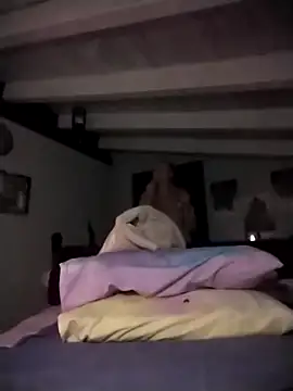 Snapshot of divinaerotica chatting on December 17, 6:25 pm divinaerotica online show from December 17, 6:25 pm