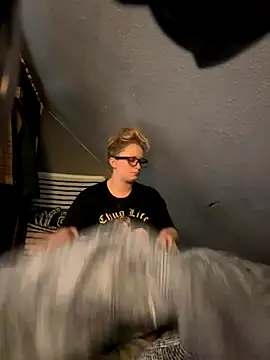 Snapshot of kcmo1010 chatting on December 3, 9:13 pm kcmo1010 online show from December 3, 9:13 pm