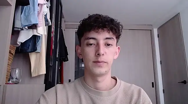 Snapshot of miketwink chatting on March 13, 10:10 pm miketwink online show from March 13, 10:10 pm