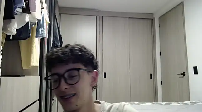 Snapshot of miketwink chatting on March 15, 12:58 am miketwink online show from March 15, 12:58 am