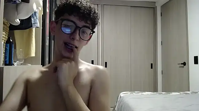 Snapshot of miketwink chatting on March 17, 1:14 am miketwink online show from March 17, 1:14 am