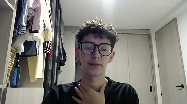 Snapshot of miketwink chatting on March 21, 4:39 am miketwink online show from March 21, 4:39 am