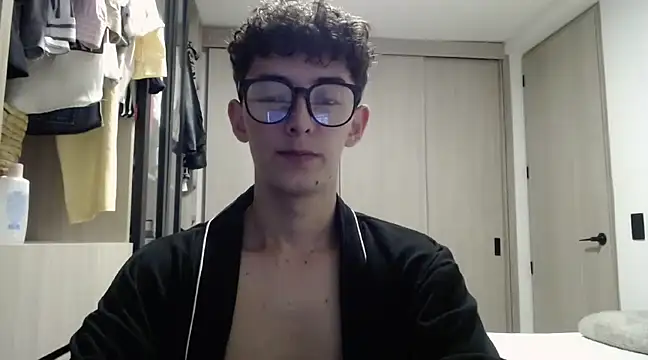 Snapshot of miketwink chatting on March 23, 3:10 am miketwink online show from March 23, 3:10 am