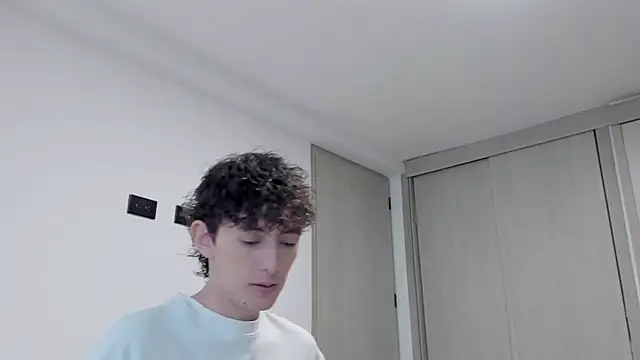 Snapshot of miketwink chatting on September 25, 10:35 pm miketwink online show from September 25, 10:35 pm