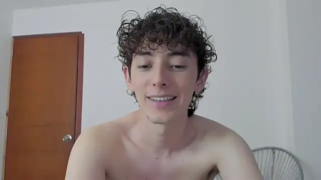 Snapshot of miketwink chatting on October 8, 12:41 am miketwink online show from October 8, 12:41 am