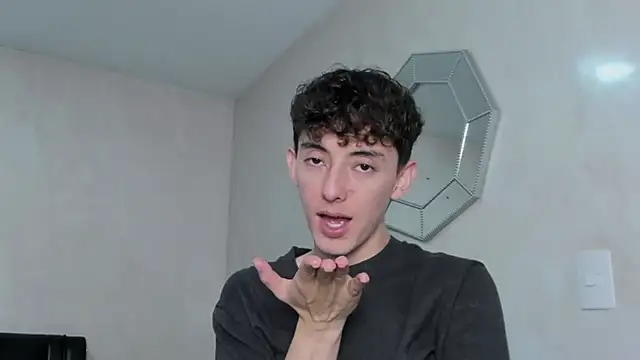 Snapshot of miketwink chatting on November 7, 12:32 am miketwink online show from November 7, 12:32 am