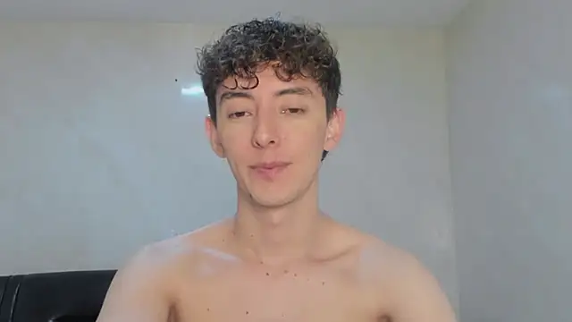 Snapshot of miketwink chatting on November 22, 12:31 am miketwink online show from November 22, 12:31 am