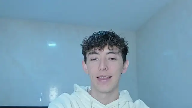 Snapshot of miketwink chatting on December 2, 2:50 am miketwink online show from December 2, 2:50 am